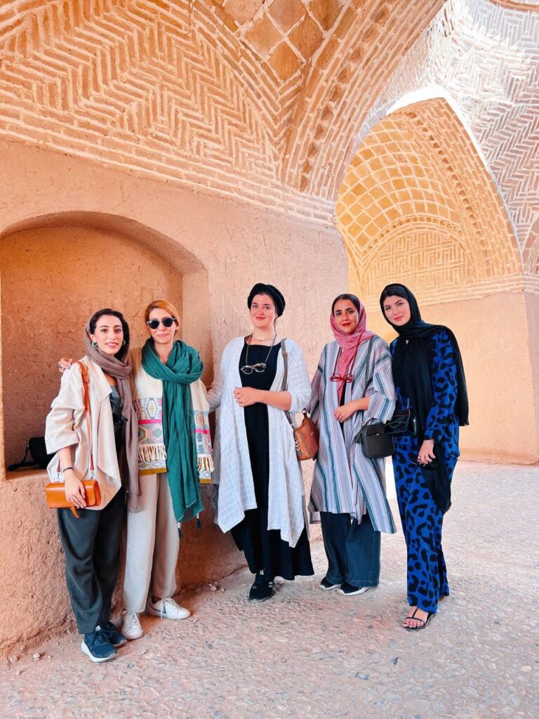 С местными иранскими девушками. 
Здесь можно рассмотреть как обычно одеваются в Иране