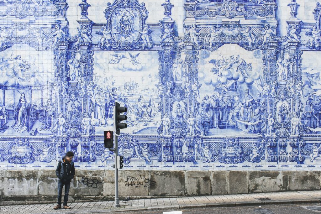 Сине-белые изразцы ждут вас по всей Португалии