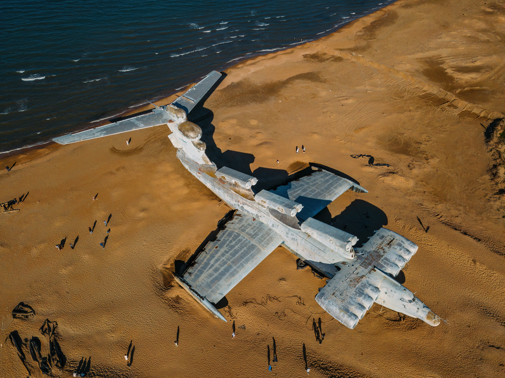Большой серый самолёт на широком пляже