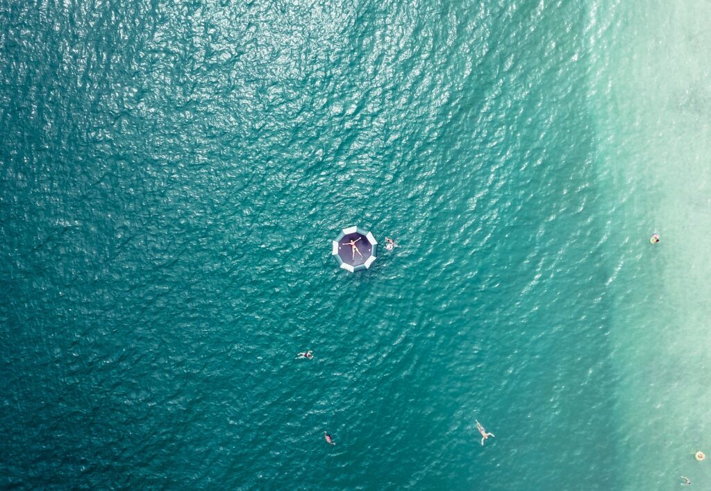 Девушка в водяном круге посреди моря
