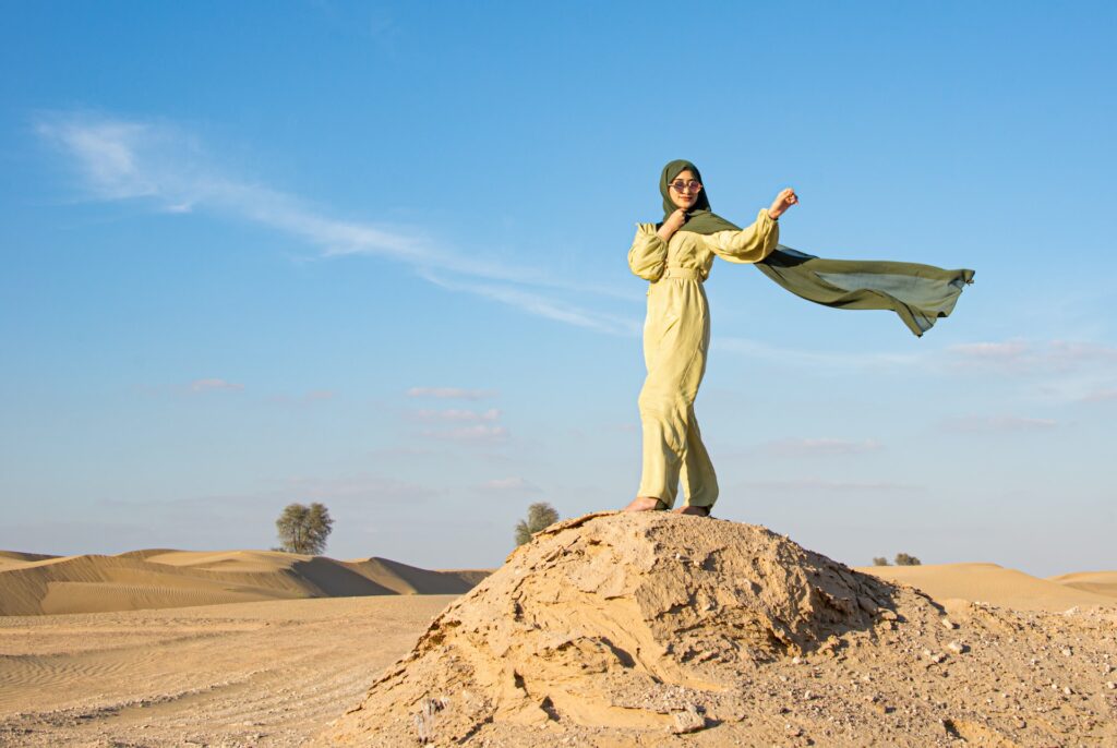 Девушка в жёлтом и зелёном на фоне пустыни