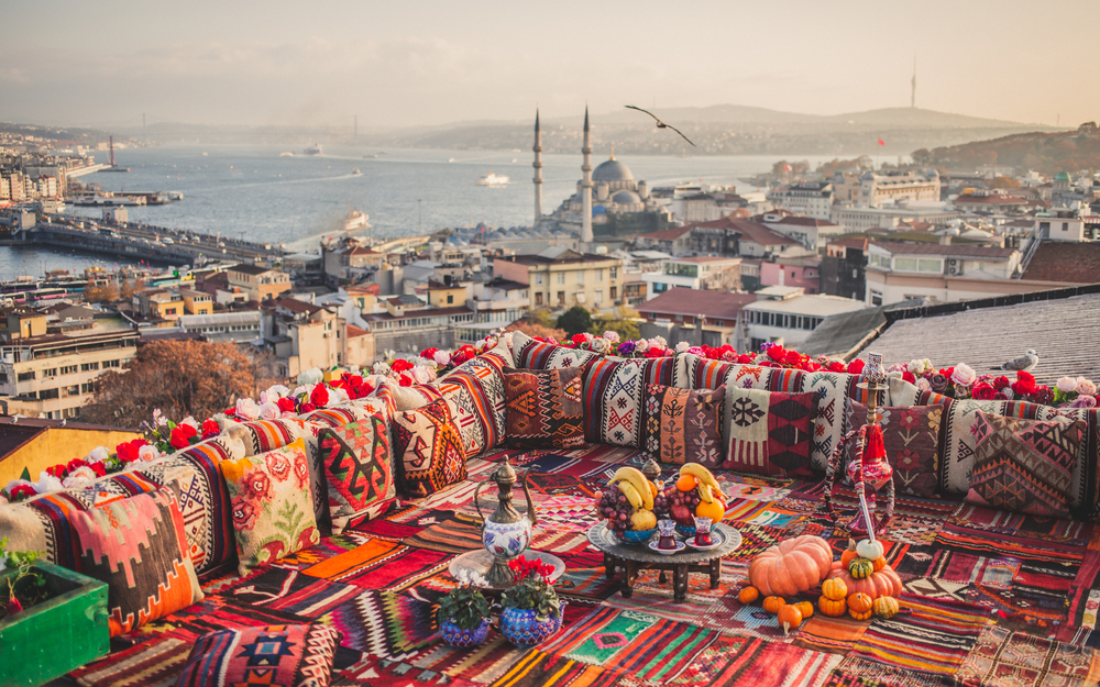 Стол с турецкой едой на фоне Стамбула