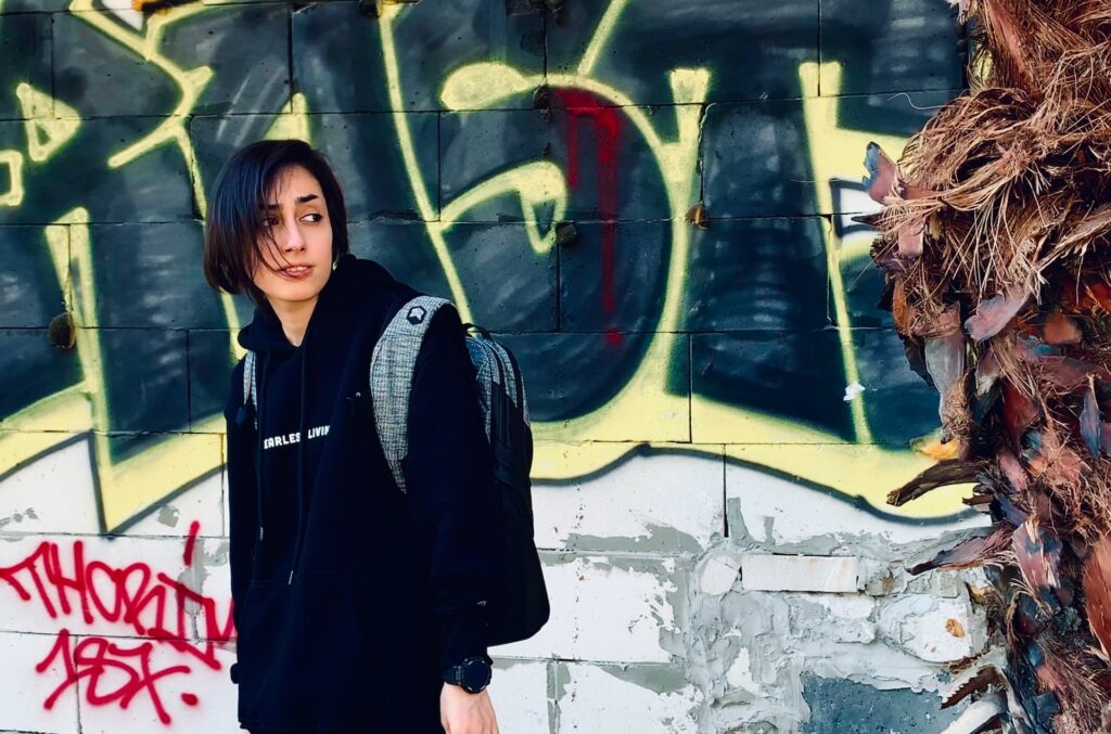 Девушка на фоне граффити
