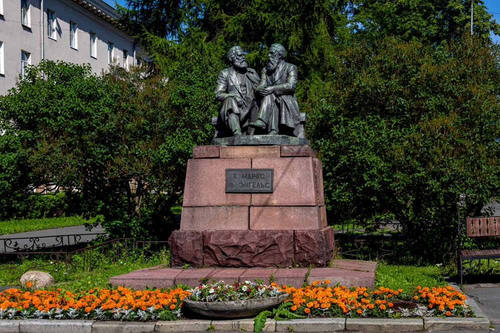 Петрозаводск — статуя Маркса и Энгельса