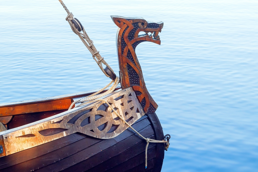 Резной нос-дракон деревянного корабля на Онеге