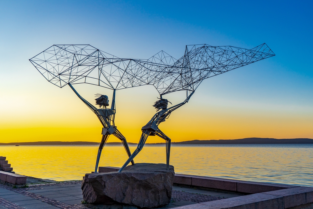 Скульптура рыбаков на берегу Онежского озера